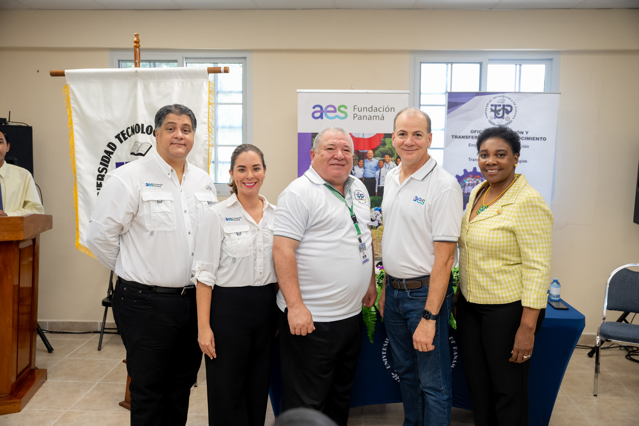 Miembros de la Fundación AES Panamá junto a representantes de la UTP Colón