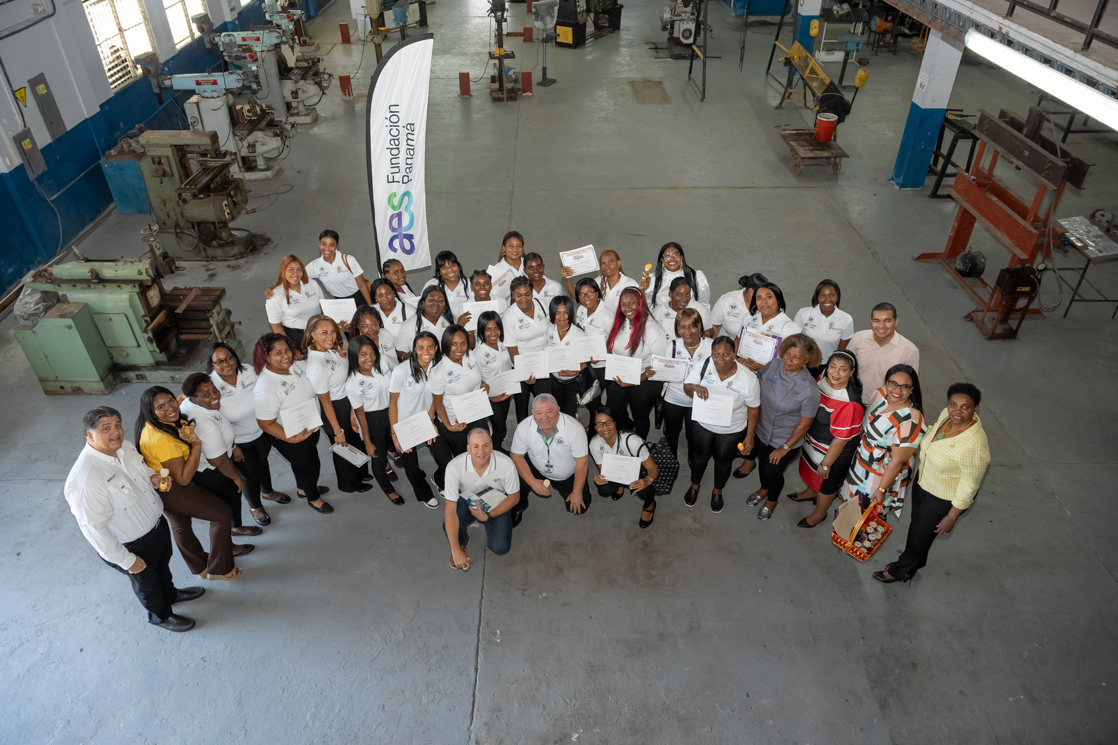 Participantes del programa “Reto Colón Emprende” junto a miembros de la Fundación AES Panamá y representantes de la UTP Colón
