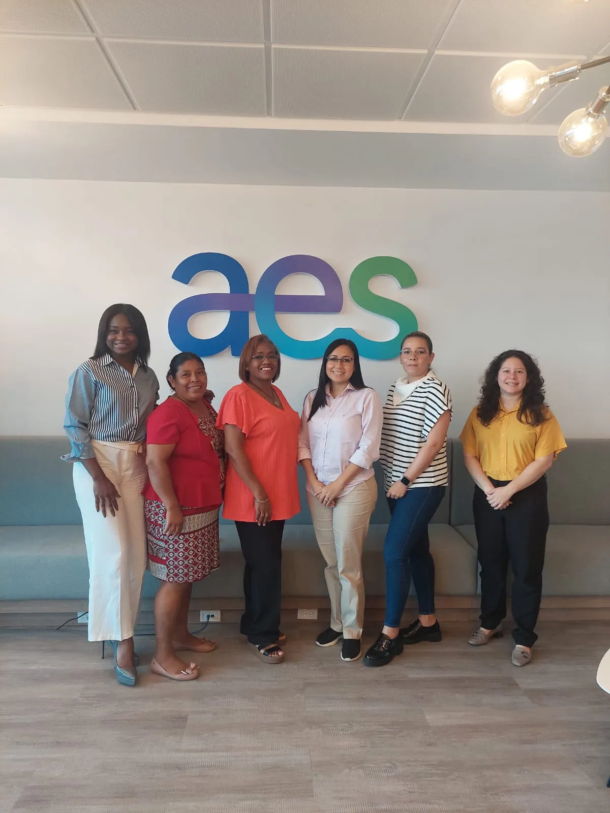 mujeres-que-brillan-aes-panama.jpg