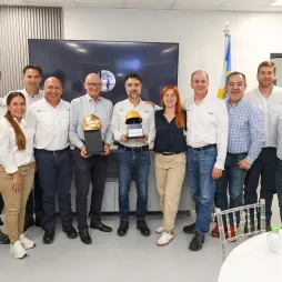 AES Panama recibe el Casco de oro.